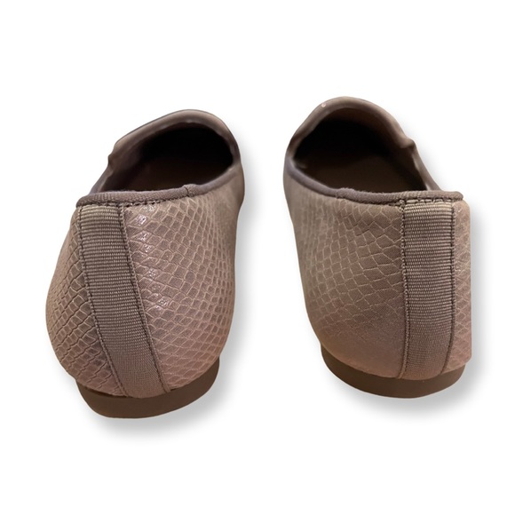 New in box, Kelly & Katie Size 9 Taupe Flats - Picture 7 of 8